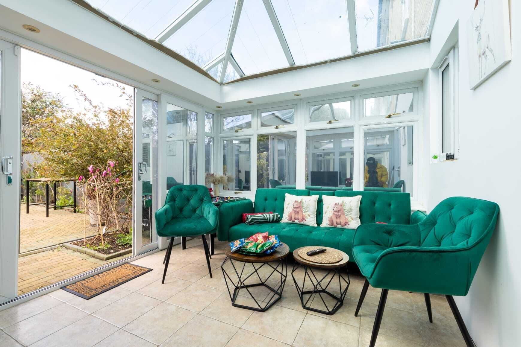 Smart-tv, een open haard en boeken