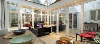 Modern 4-bed home near Excel-Canary Wharf-02-London city airport-Free parking