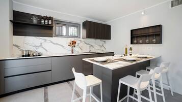 KĂŒhlschrank, Mikrowelle, Ofen, Herdplatte