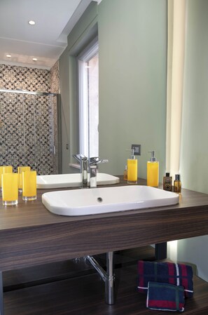 Een douche, een haardroger, een bidet, handdoeken