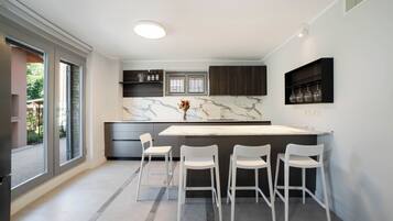 Réfrigérateur, micro-ondes, four, plaque de cuisson