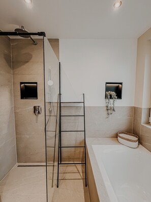 Hair dryer, towels, soap, toilet paper - Brand new modern apartment in the heart of Viernheim (Viernheim)