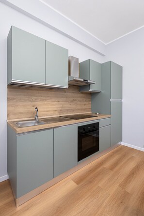 Refrigerador, horno, placa de cocina, utensilios de cocina