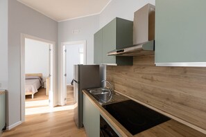 Fridge, oven, stovetop, cookware/dishes/utensils - Street View Apartment (Margherita di Savoia)