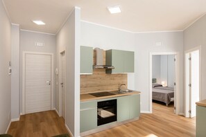 Fridge, oven, stovetop, cookware/dishes/utensils - Street View Apartment (Margherita di Savoia)
