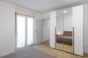 WiFi, bed sheets, wheelchair access - Sea View Suite (Margherita di Savoia)