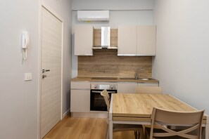 Fridge, oven, stovetop, cookware/dishes/utensils - Studio Apartment (Margherita di Savoia)