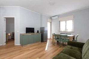 A modern apartment with a kitchen, dining area, and a living room. - Street View Apartment (Margherita di Savoia)