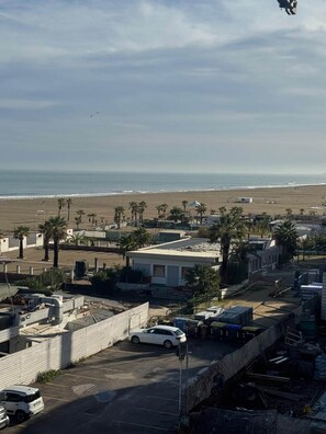 En la playa y toallas de playa 