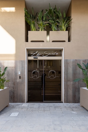 Exterior detail - Sea View Apartment (Margherita di Savoia)