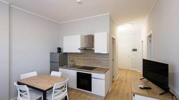 Fridge, oven, stovetop, cookware/dishes/utensils