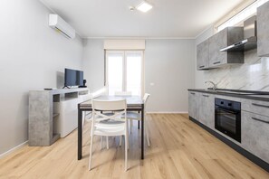 Fridge, oven, stovetop - Sea View Suite (Margherita di Savoia)