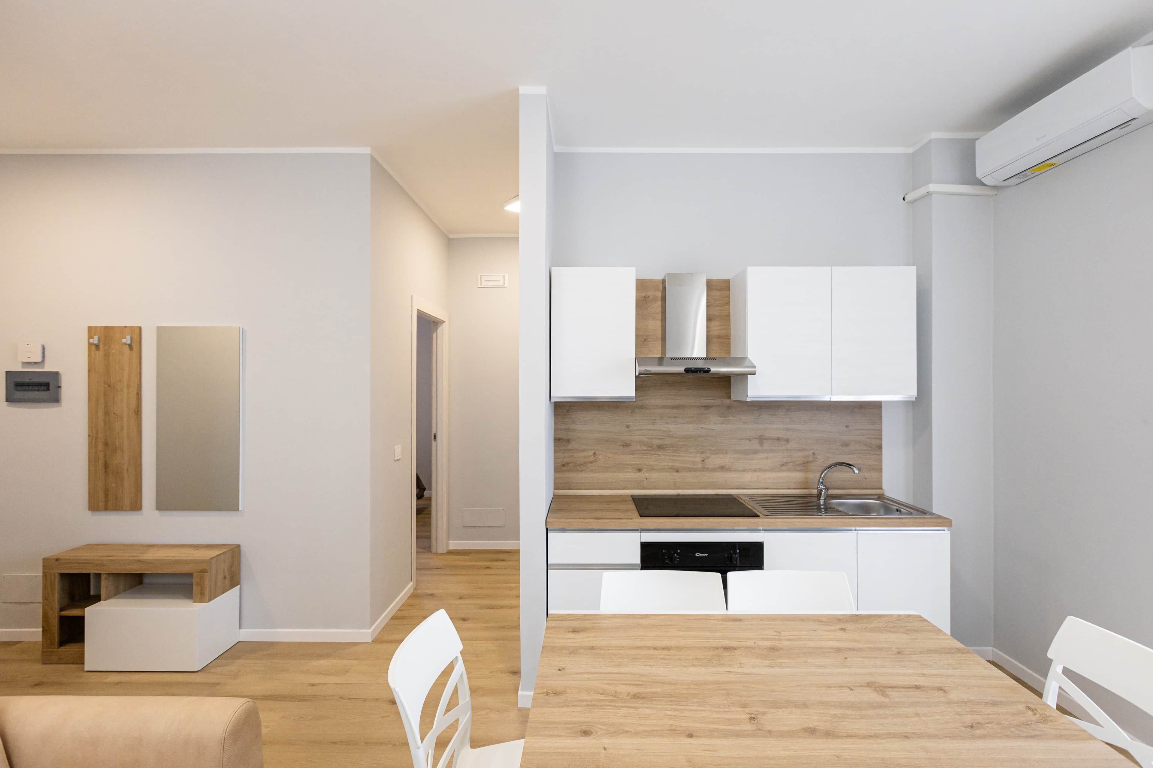 Frigorífico, horno, placa de cocina y utensilios de cocina