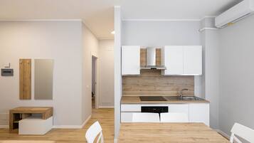 Frigorífico, horno, placa de cocina y utensilios de cocina