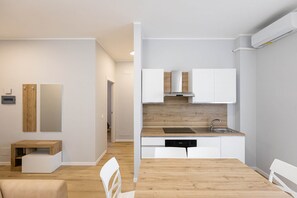 Frigorifero, forno, piano cottura, pentole/stoviglie/utensili