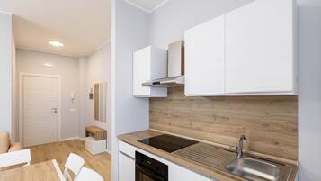 Fridge, oven, stovetop, cookware/dishes/utensils