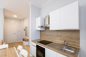 Kühlschrank, Ofen, Herdplatte, Kochgeschirr/Geschirr/Besteck