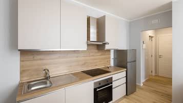 Frigorifero, forno, piano cottura, pentole/stoviglie/utensili