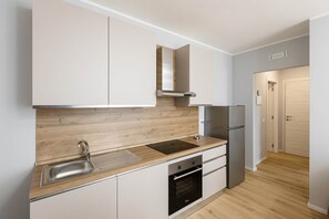 Kühlschrank, Ofen, Herdplatte, Kochgeschirr/Geschirr/Besteck