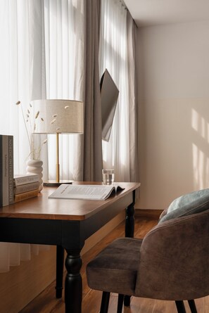 Familierom, byutsikt | Oppholdsområde | Flatskjerm-TV og filmkjøp