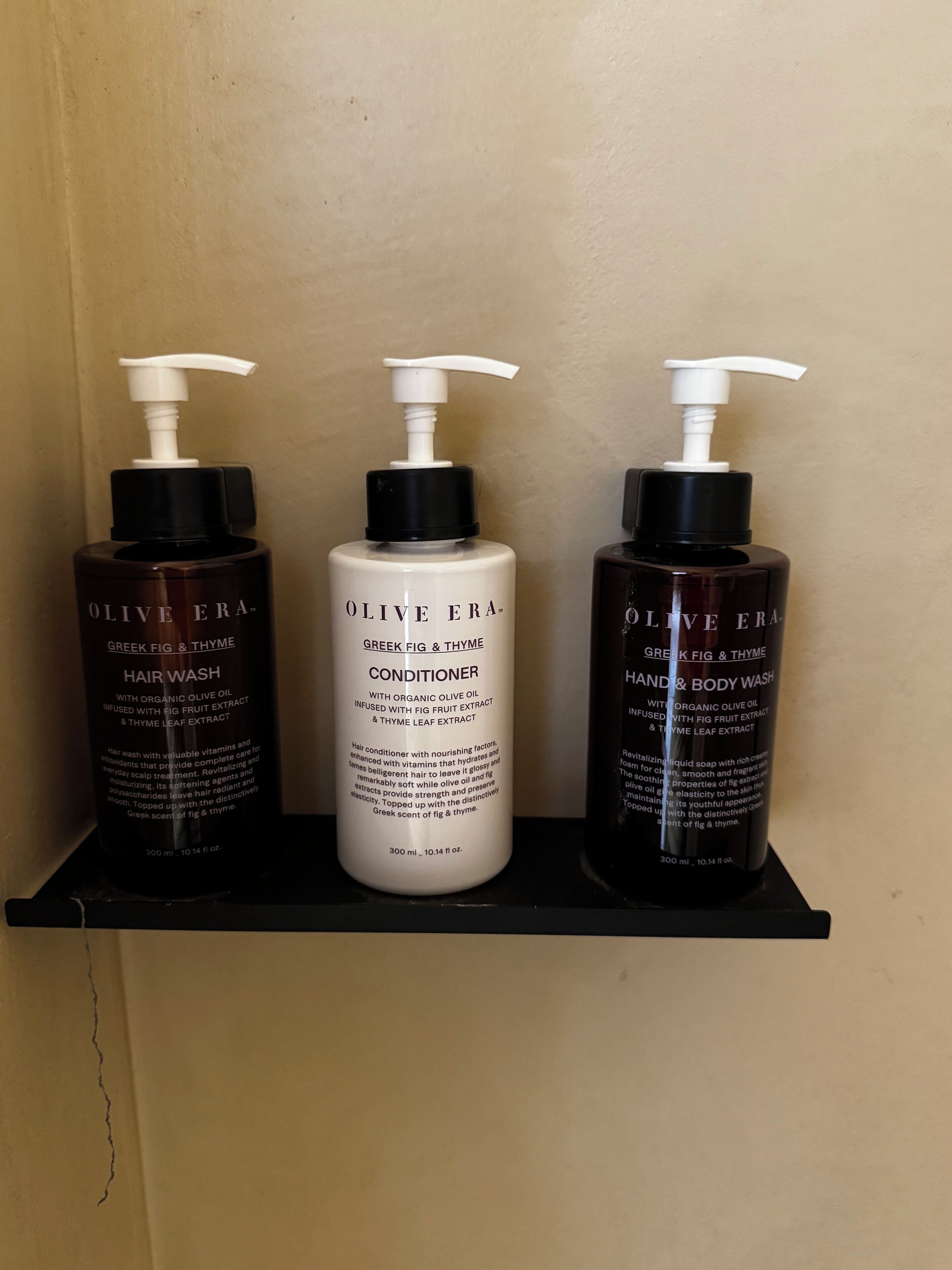 Drie Olive Era haarverzorgingsproducten op een plank.