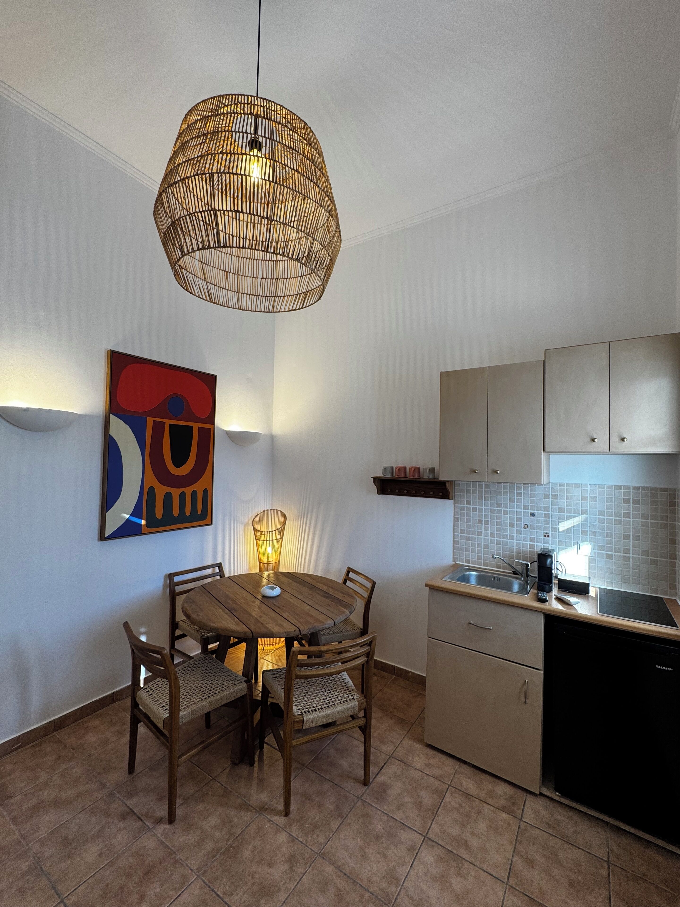 Geladeira, cooktop, talheres/pratos/utensílios de cozinha