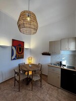 Refrigerador, placa de cocina, utensilios de cocina