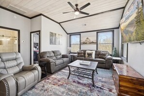 Smart TV, fireplace, offices - Sassy Bear Hideaway by Beyond Expectations: 4BR w/ Firepit, Game Room & Hot Tub (Sevierville)