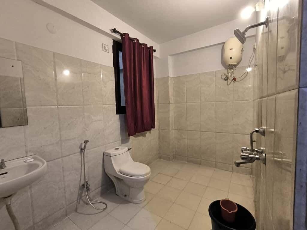 Superior Double Room | Bathroom | Shower, free toiletries, towels, soap