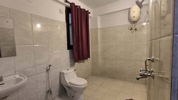 Superior Double Room | Bathroom | Shower, free toiletries, towels, soap