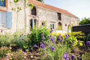Exterior detail - La Parenthèse d'Amour (Soisy-Bouy)
