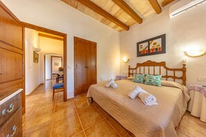 3 chambres, chambres insonorisées, fer et planche à repasser