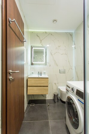 Shower, towels, soap, toilet paper - Stylish One Bedroom at Essence (Accra)