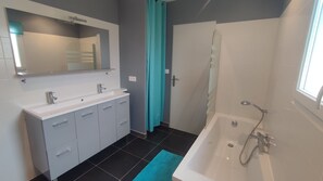 Dusche, Haartrockner, Handtücher, Toilettenpapier
