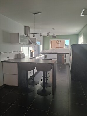 Microwave, oven, stovetop, dishwasher - Comfortable villa between the Mediterranean and the Corbières (Boutenac)