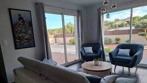 A modern living room with a sofa, two armchairs, a coffee table, and a painting on the wall. - Comfortable villa between the Mediterranean and the Corbières (Boutenac)