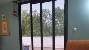 2 عدّة غرف نوم وخدمة الإنترنت وملاءات أسرّة