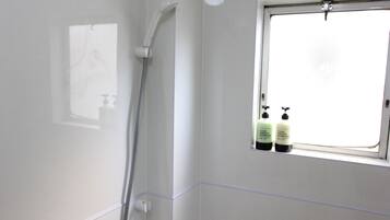 Sèche-cheveux, serviettes fournies, savon, papier toilette