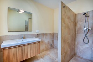 Shower, towels - OSKAR: House with pool in l'Escala (L'Escala)
