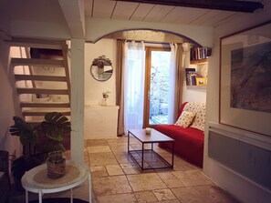 Living area - Charming studio, suspended time, pets welcome (Malaucène)