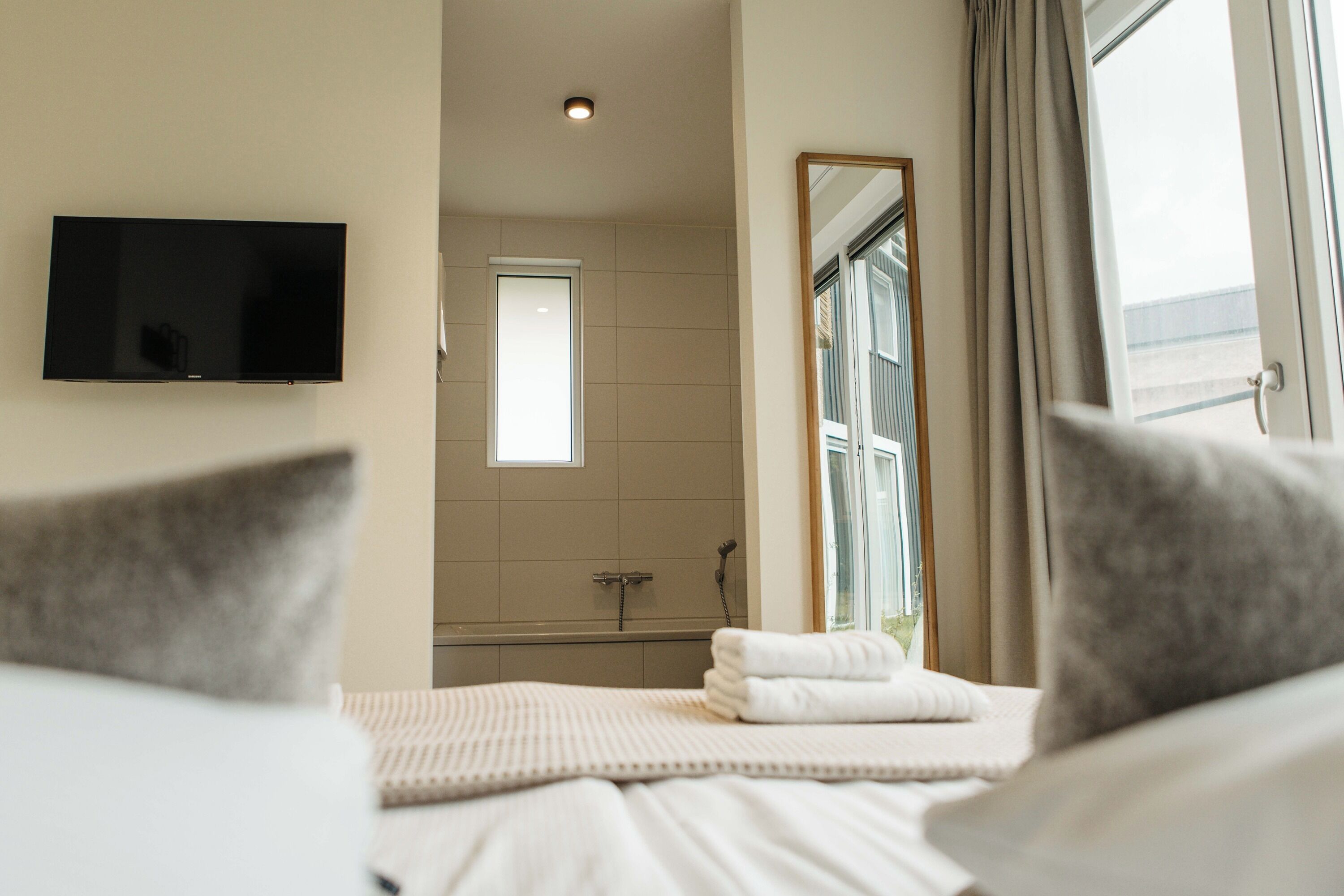 Cuna de viaje, wifi gratis y ropa de cama 