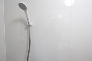 ヘアドライヤー、タオル、石鹸、トイレットペーパー