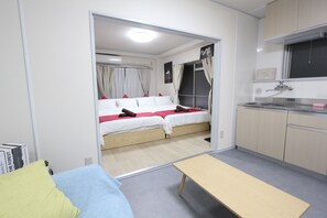 Bed sheets - Step Out to Metro & Local Eats - Nakano-Honmachi Gem (31) (中野区本町)