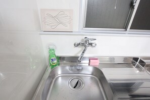 Hair dryer, towels, soap, toilet paper - Step Out to Metro & Local Eats - Nakano-Honmachi Gem (31) (中野区本町)