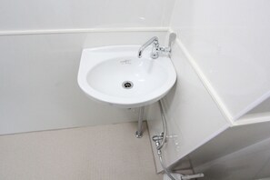 Secadora de cabello, toallas, jabón, papel de baño 