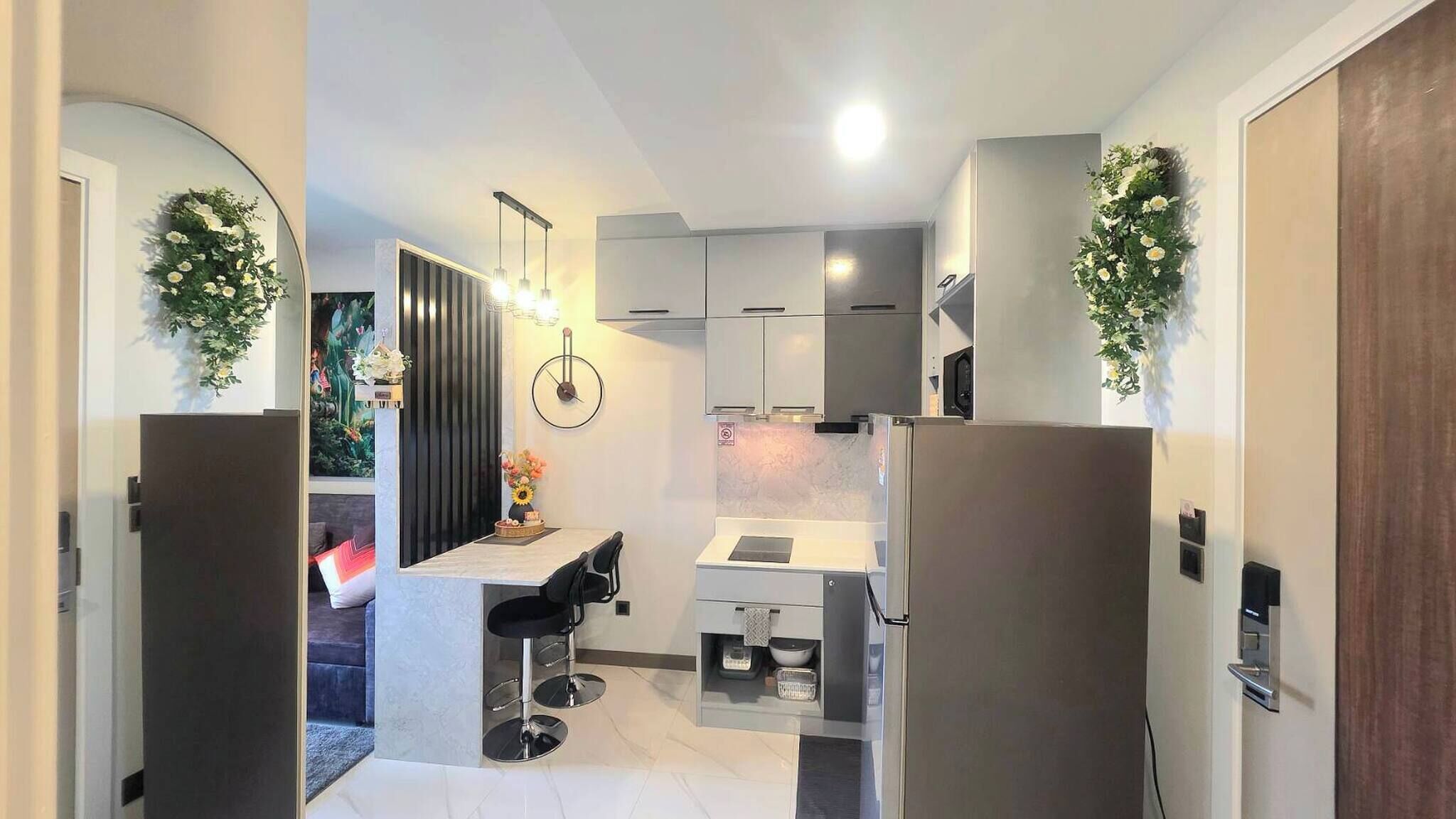 Kylskåp, mikrovågsugn, spishäll och brödrost