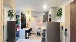 Kylskåp, mikrovågsugn, spishäll och brödrost