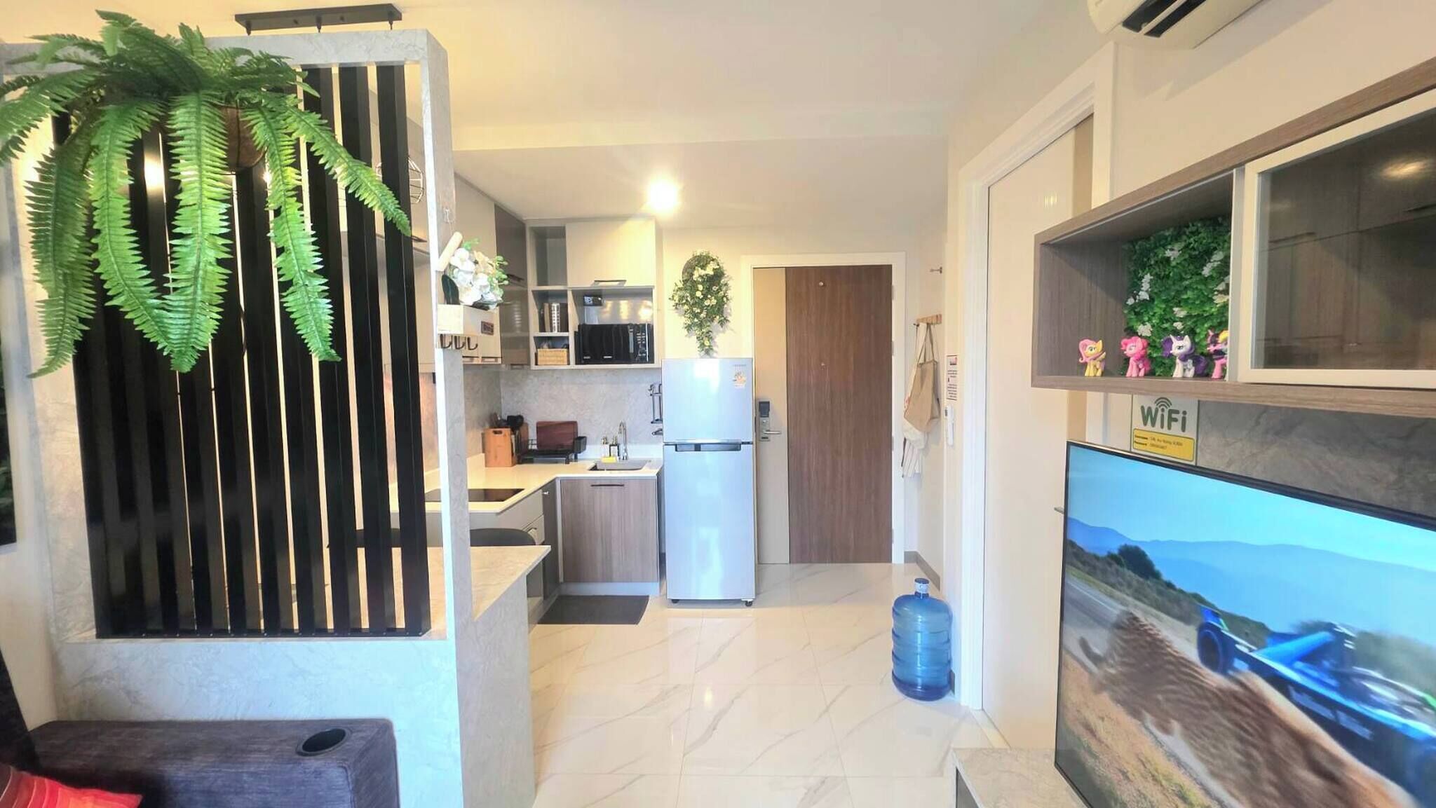 Kjøleskap, mikrobølgeovn, kokeplater og brødrister