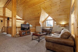 Televisión y chimenea 