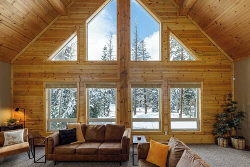 The Moccasin Lodge w/ Hot Tub & Fire Pit Escape